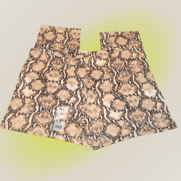 Chic Snake Print Capri Set with Black Oversized Top! - Picture 6 of 9